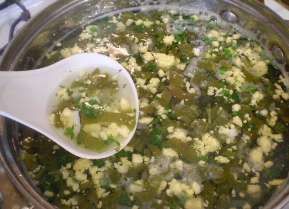 1. Этап. Постный зеленый борщ: Добавляем в борщ щавель, зелень, яйца и черный молотый перец. Варим 5 минут и выключаем огонь. Борщ готов, подаем со сметаной, приятного аппетита!