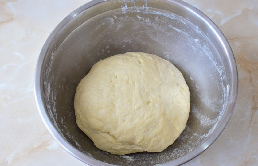 1. Этап. Бабушкины пуховые пирожки: Готовое тесто сформируйте в шар и накройте полотенцем. Уберите в теплое место на 1-1,5 часа для подхода.