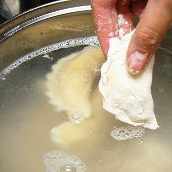 1. Этап. Постные вареники с картошкой: Варим наши вареники классическим методом - бросаем в кипящую подсоленную воду и варим 6-8 минут.