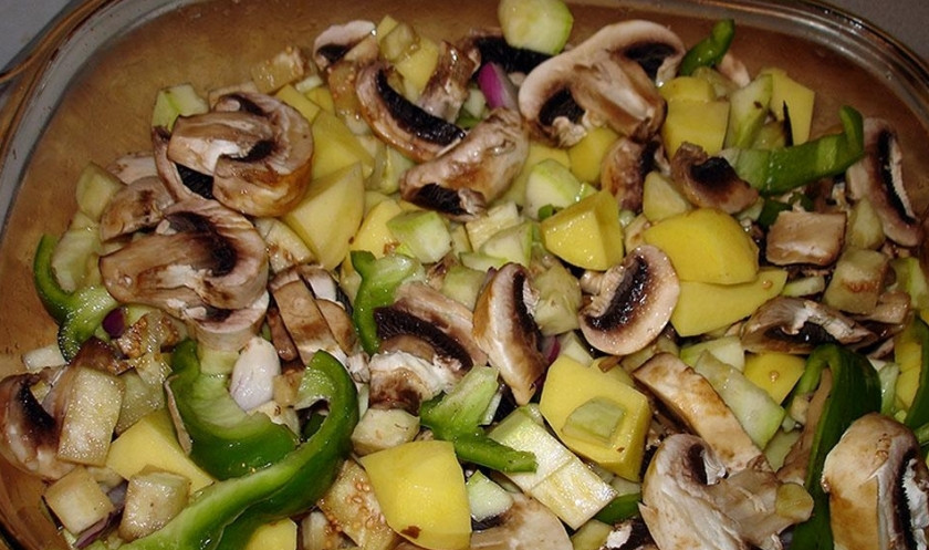 1. Этап. Бедро индейки с овощами: Порежьте довольно крупно грибы, кубиками порежьте кабачок и баклажан. Перец болгарский можете порезать соломкой. Все овощи перемешайте, посолите и поперчите по вкусу. Сложите в форму к луку. Затяните форму фольгой.