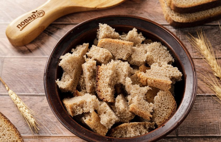 1. Этап. Квас Натуральный: Покрошите хлеб руками (в составе хлеба должны быть только мука, дрожжи и сахар).