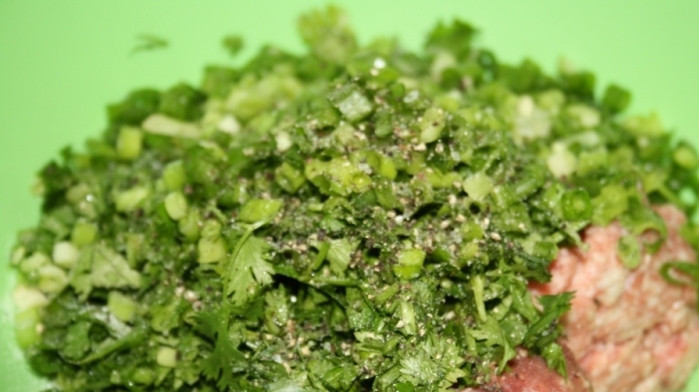 1. Этап. Манты из свинины: А пока делаем начинку: в фарш добавляем зелень порубленную, лук, чеснок.