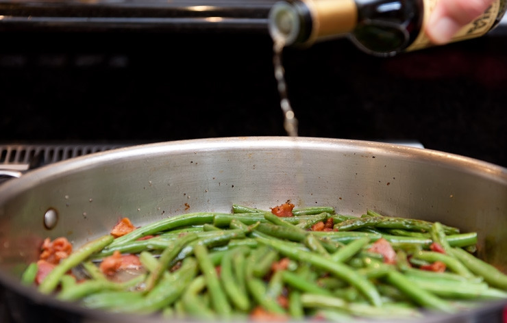 1. Этап. Стручковая фасоль с беконом: Готовит еще несколько минут пока фасоль не станет мягкой, добавить уксус.