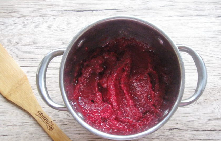1. Этап. Конфитюр из вишни с агар-агаром: Взбейте вишню блендером. Не старайтесь превратить её в пюре. Должны остаться мелкие кусочки вишни. Если нет блендера, можно перекрутить в мясорубке.