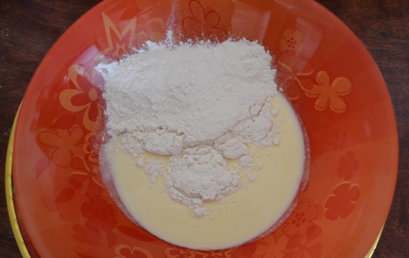 1. Этап. Рецепт теста для пиццы в мультиварке: Затем в яично-сметанную смесь просеиваем муку, добавляем разрыхлитель и соль.