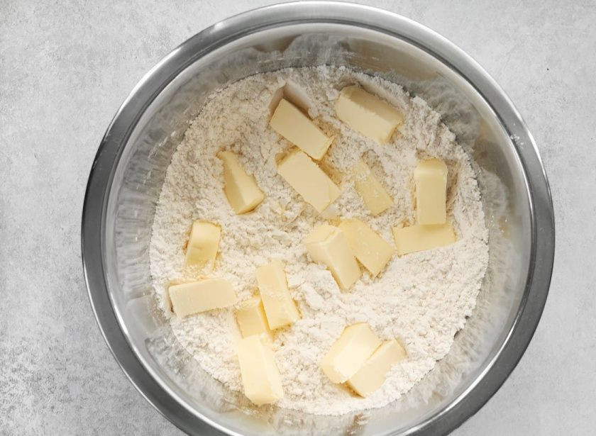 1. Этап. Галета с черникой и сливочным сыром: 1. Смешайте муку с 1 столовой ложкой сахара и щепоткой соли, добавьте к ней нарезанное кусочками сливочное масло.