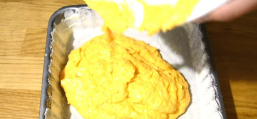 1. Этап. Морковный пирог с меренгой: 4. Распределите в ней тесто и отправьте в разогретую до 180 градусов на 30-35 минут. Приготовьте меренгу: взбитый белок взбейте с сахаром и солью до устойчивых пиков.