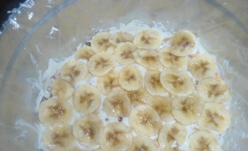 1. Этап. Торт из крекеров без выпечки: 5. Теперь слой бананов. Тоже смазываем кремом, закроем края пленки, поставим форму в холодильник под пресс.