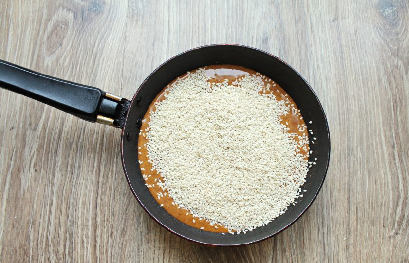 1. Этап. Нугатин: Снимите сковороду с огня и всыпьте кунжут.