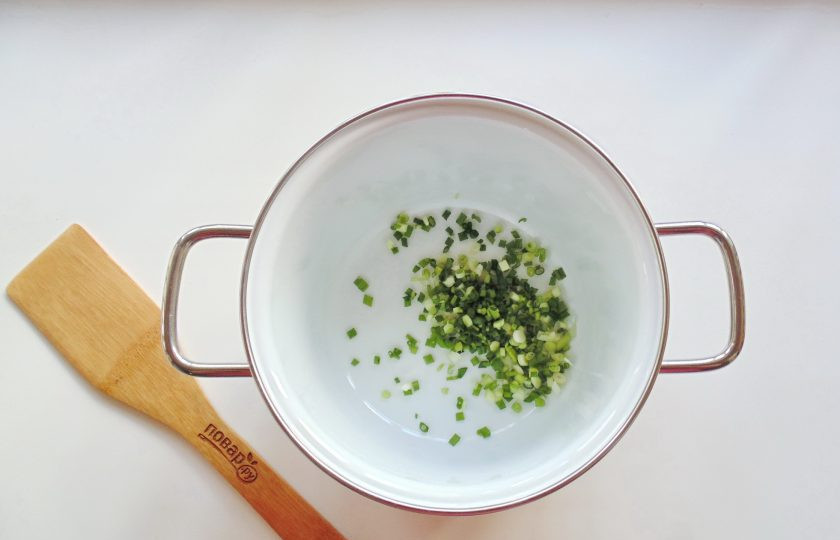 1. Этап. Холодный латышский суп: Зеленый лук мелко нарежьте и выложите в кастрюлю.