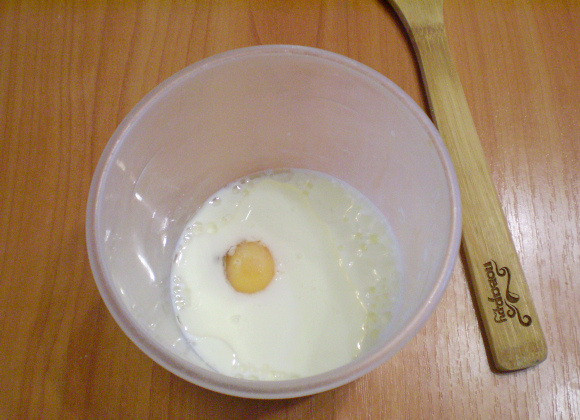 1. Этап. Панкейки на молоке: В отдельной посуде взбиваем миксером яйцо с молоком и растительным маслом.