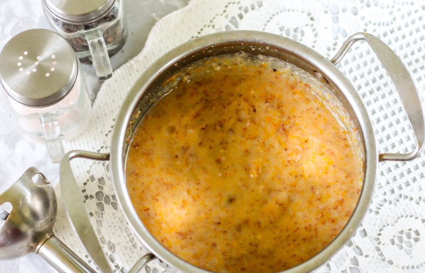 1. Этап. Гречневый суп для ребенка 1 года: Отпюрируйте содержимое емкости погружным блендером примерно 2-3 минуты, измельчая все гречневые крупинки. Суп должен получиться не слишком густым.