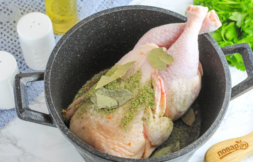 1. Этап. Отварная курица с чесночным соусом: Тушку промойте и выложите в кастрюлю или казан. Если приобретали замороженную курицу, то ее перед началом варки нужно разморозить не менее 1 часа. Добавьте в емкость лавровые листья, соль и приправу.