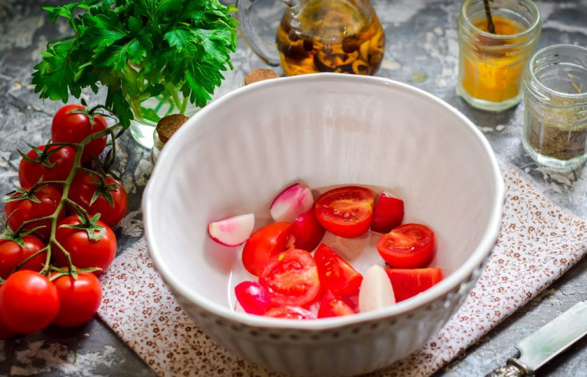 1. Этап. Салат с семгой и перепелиными яйцами: Помидоры и редис сполосните, просушите, разрежьте пополам и выложите в тарелку.