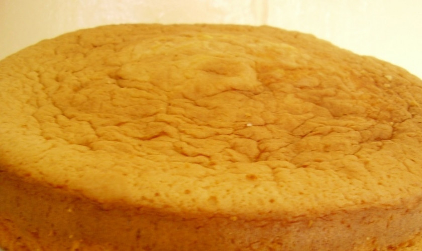 1. Этап. Торт Аквариум: 1. Выпекаем коржи. Бисквит должен быть высокий, поэтому берите круглую форму для выпекания с большими бортами.