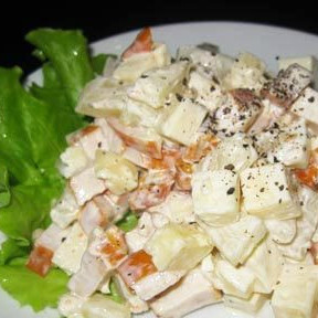 Салат с ананасом, курицей и сыром