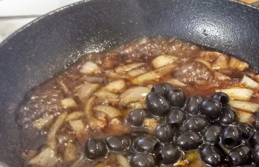 1. Этап. Лимонная рыба в весеннем соусе агродольче: Добавить сахар, уксус и маслины. Продолжать готовить ещё 5 минут до уменьшения количества жидкости приблизительно до 3-х столовых ложек.