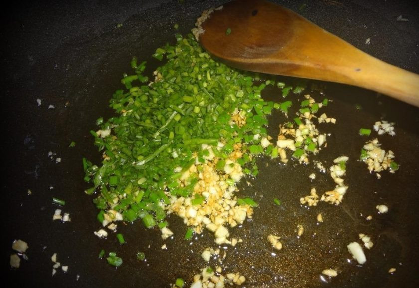 1. Этап. Бурый рис на сковороде: Обжарьте его до золотистого цвета, помешивая. Потом добавьте лук.