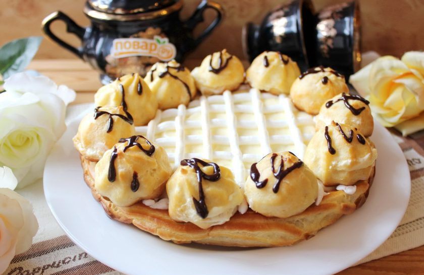 1. Этап. Торт Сент-Оноре: Собственно, на этом можно и остановится. Но я еще растопила шоколад и немного украсила им торт.