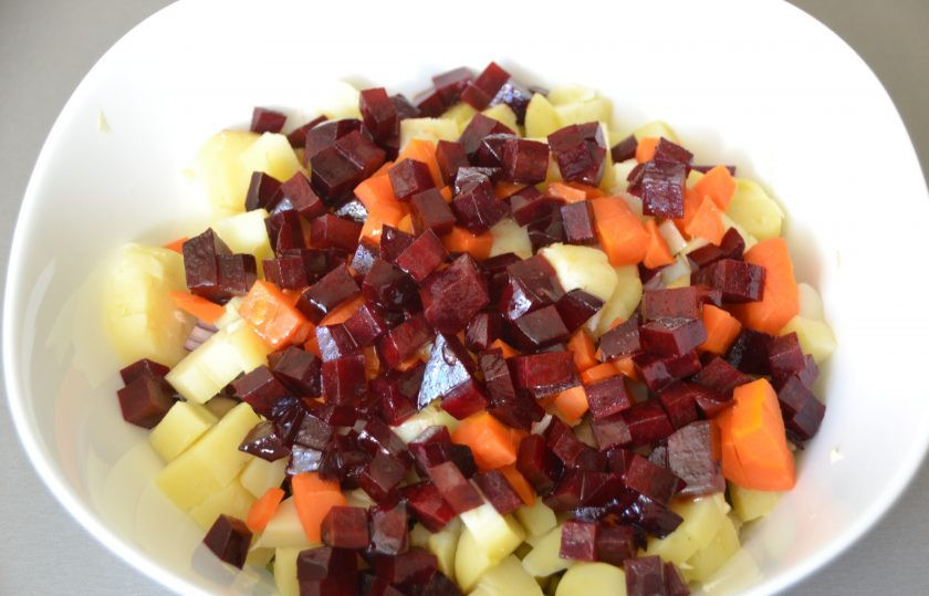 1. Этап. Винегрет со шпротами: Добавьте свеклу в винегрет.