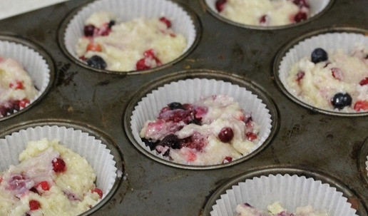 1. Этап. Маффины с сыром и ягодами: Разложить тесто по формочкам для маффинов, застеленных бумажными вкладышами. Поставить в духовку, разогретую до 180°С.