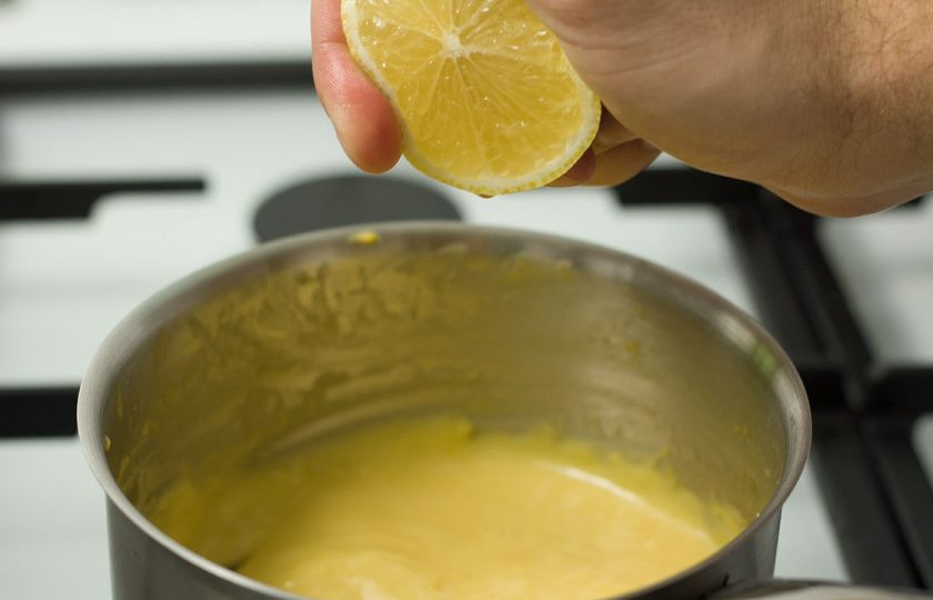 1. Этап. Соус Голландез: 8. В конце добавьте сок лимона и продолжайте мешать соус.