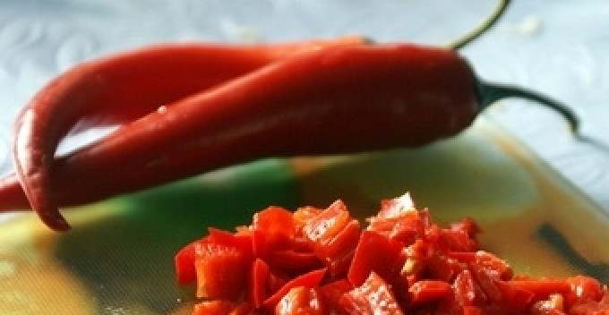 1. Этап. Плов с кукурузой: Чили вымыть, очистить и нарезать.