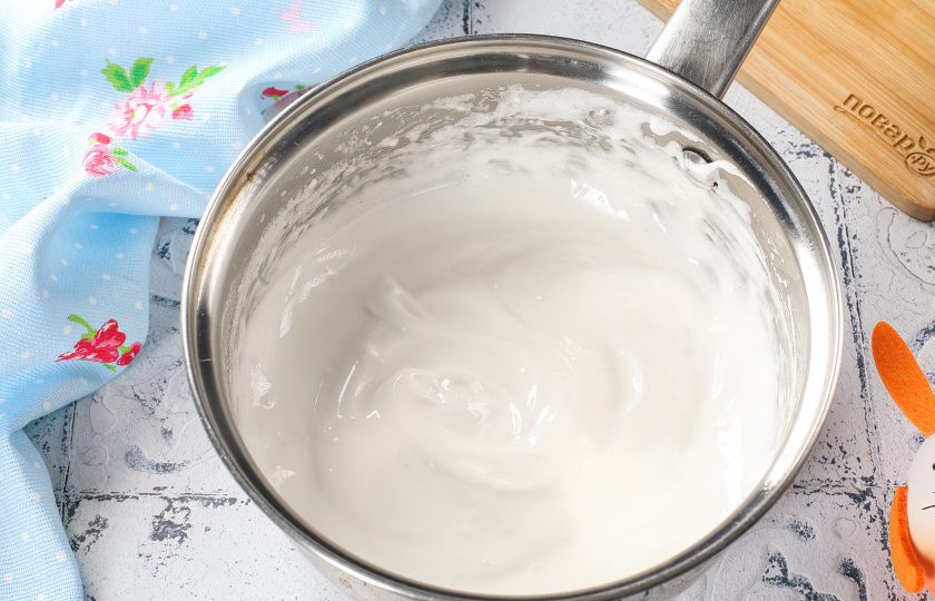 1. Этап. Помазка на куличи из белков: Хорошо взбейте и в самом конце добавьте чуть чуть лимонного сока. Взбейте всё вместе ещё раз. Помазка должна медленно стекать с насадки, образовывая острый клин. Помазка на куличи из белков готова. Обычно на это уходит не более 10 минут.