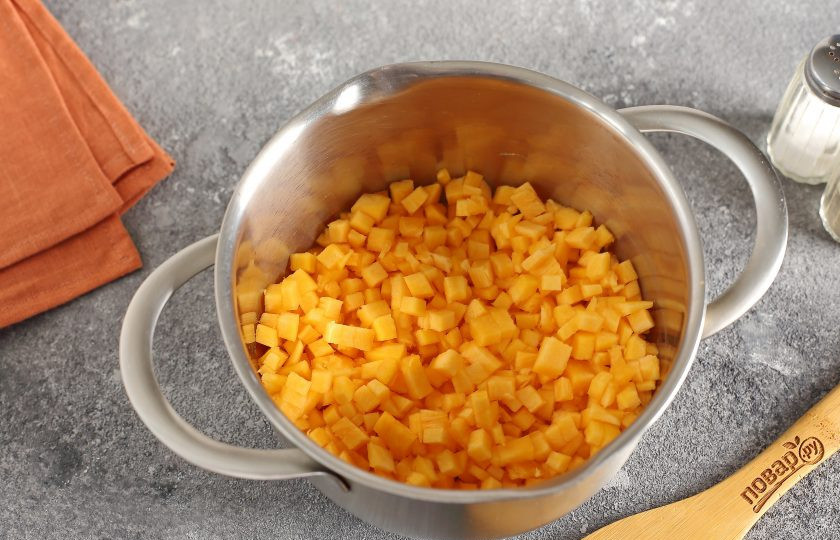 1. Этап. Рулет с тыквой на пару: Тыкву нарежьте небольшими кубиками.