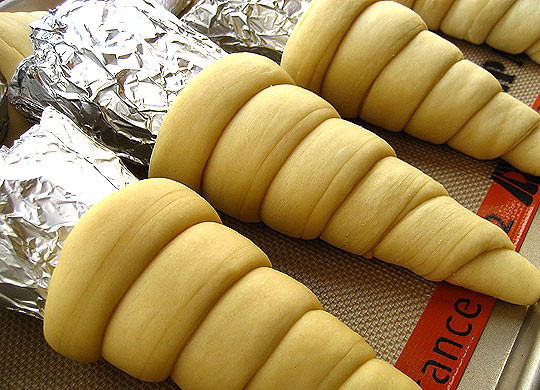 1. Этап. Пицца в рожке: 2. Прямо вместе с картонным стаканчиком запекаем наши будущие чашечки. Когда зарумянятся - достаем из духовки, остужаем, и только тогда достаем картонную основу.