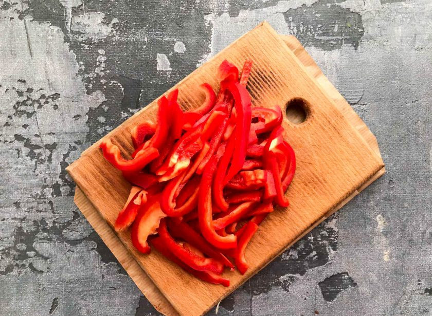 1. Этап. Баклажаны с морковью и болгарским перцем: Болгарский перец помойте под проточной водой, очистите от семян и нарежьте.