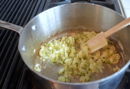 1. Этап. Соус Чили кон кесо: 3. Далее всыпьте муку. Помешивая, готовьте ещё 1 минуту.