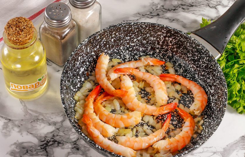 1. Этап. Паста с креветками в сметанном соусе: Выложите туда же очищенные хвостики креветок, обжарьте еще 1 минуту.