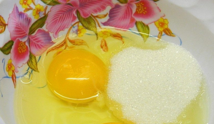 1. Этап. Орешки в орешнице: Отдельно взбейте яйца с сахаром.