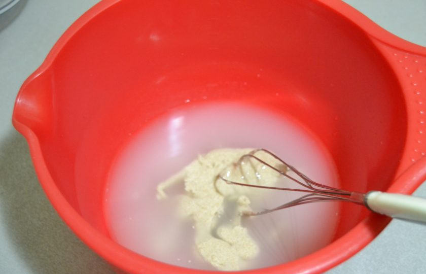 1. Этап. Подовый хлеб: В емкость для замешивания теста влейте воду комнатной температуры, растворите соль, сахар, свежие дрожжи, добавьте закваску, размешайте до однородного состояния.