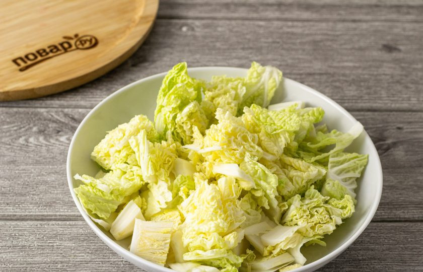 1. Этап. Маринованная пекинская капуста на зиму: Пекинскую капусту разрежьте пополам, затем нарежьте кубиками.