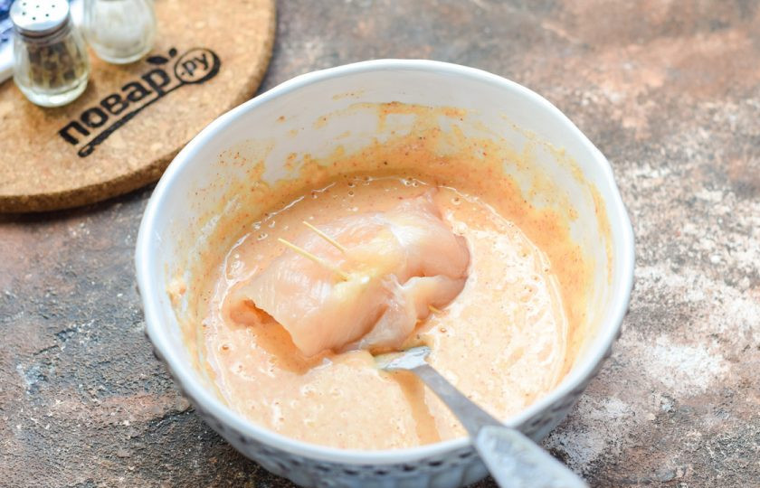 1. Этап. Куриные рулетики в кляре: Сверните куриное филе рулетиками, закрепите зубочисткой. Окуните каждую заготовку в кляр.