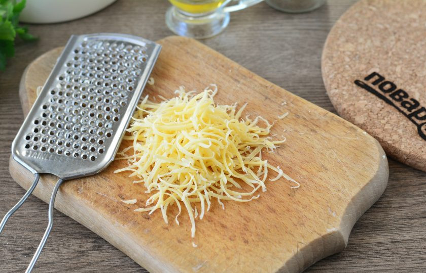 1. Этап. Курица в яично-сырной заливке: Натрите на терке сыр.