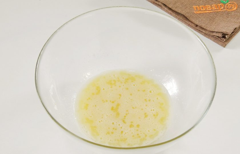 1. Этап. Пирог-перевертыш с киви и кедровыми орешками: Яйцо взбейте с 40 гр сахара.