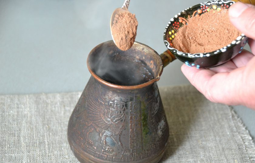 1. Этап. Кофе Африка: Снимите турку с огня, всыпьте смесь какао-порошка, сахара и корицы.Поставьте снова на огонь, как только появится 