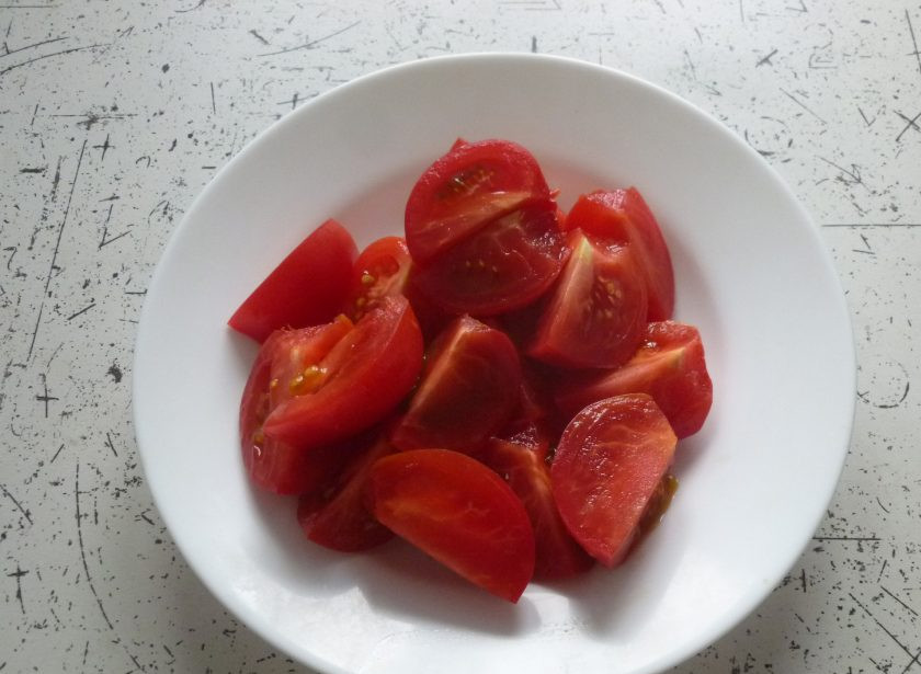 1. Этап. Турлу: Помидоры разрежьте на 4 части.