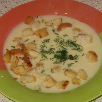 Сливочно-сырный суп с чесночными сухариками