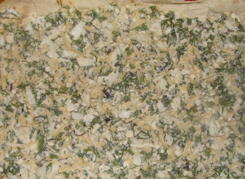 1. Этап. Ачма грузинская ленивая: На смазанный маслом противень выкладываем лаваш, начинку делим на три части. Выкладываем на лаваш одну треть, потом накрываем другим лавашем, сверху опять треть начинки. И последний лаваш тоже сверху, после чего отправляем в разогретую до 180 С духовку на 20-30 минут. Достаньте ачму из духовки, выложите сверху оставшуюся начинку, отправьте снова в духовку и дайте ачме подрумяниться. Подаем, украсив зеленью. Приятного аппетита)