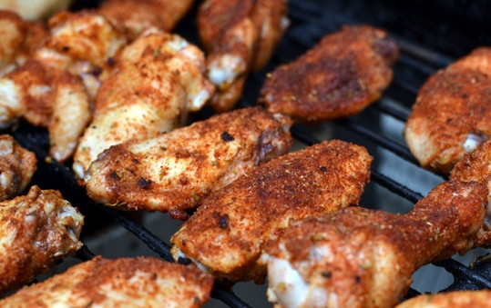 1. Этап. Куриные крылышки с медом: 1. Крылышки моем, обсушим бумажным полотенцем, натираем солью и панировочными сухарями. Жарим на гриле. Саму решетку я всегда сбрызгиваю растительным маслом.