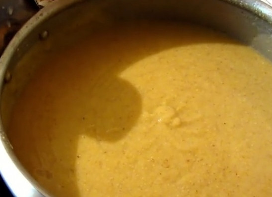 1. Этап. Брага из кукурузы: Аккуратно засыпайте муку (крупу) в воду. Варите 15 минут. Непрерывно помешивайте. Нагрейте кашу до 65 градусов. Варите еще 15 минут. Налейте в затор 1 литр воды. Поднимите температуру до 75-80 градусов, удерживайте в этот раз температуру в течение 20 минут.