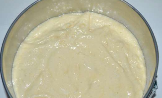 1. Этап. Торт чернично-муссовый: Для выпечки я использую разъемную форму 20 см. Дно смазываем маслом и застилаем пекарской бумагой. Вливаем тесто в форму и выпекаем его в духовке 25 минут, температура 180 градусов.