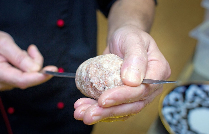 1. Этап. Фарш на шампурах: Распределяем фарш по шпажкам. Смотрите, чтобы он ложился равномерно.