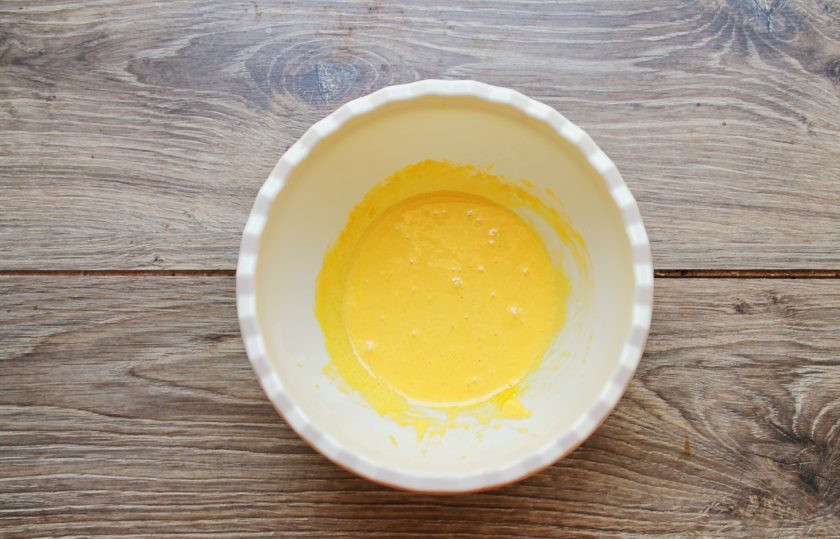 1. Этап. Какао-флип: Разделите белок от желтка, белок не понадобится. Соедините желток с сахаром и взбейте до пышной массы.