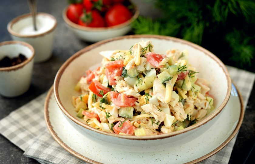 1. Этап. Салат Нежный с курицей: Разложите салат по порциям и подавайте к столу в качестве холодной закуски. Приятного аппетита!