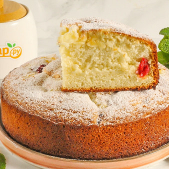 Шарлотка с творогом и вишней